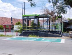 Halte Bus Trans Jatim di Mojokerto Ringsek Tertimpa Dahan Pohon Tumbang