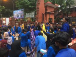 Puluhan Mahasiswa PMII Demo Kantor DLH Kota Mojokerto Terkait Sampah
