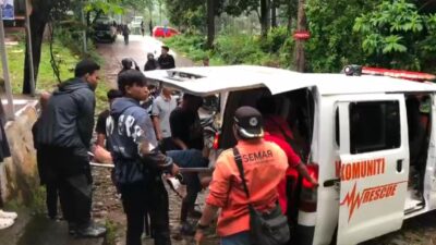Evakuasi korban di jalan turunan, Desa Sajen, Kecamatan Pacet, Kabupaten Mojokerto, Minggu (28/1/2023) sore (Redaksi Kabarterdepan.com) 