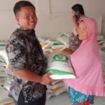 Penyaluran bantuan beras oleh Kades Sentot Nugraha kepada Keluarga Penerima Manfaat (KPM). (Masrikin/kabarterdepan.com)