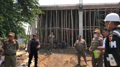 Satpol PP Kota Mojokerto mendatangi sejumlah bangunan tak berizin (Redaksi Kabarterdepan.com) 