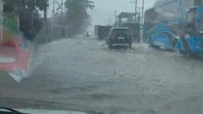 Pengendara tersendat karena genangan air di jalur penghubung Mojokerto-Pasuruan di Desa Sedati, Kecamatan Ngoro, Kabupaten Mojokerto (Tangkapan layar video amatir)
