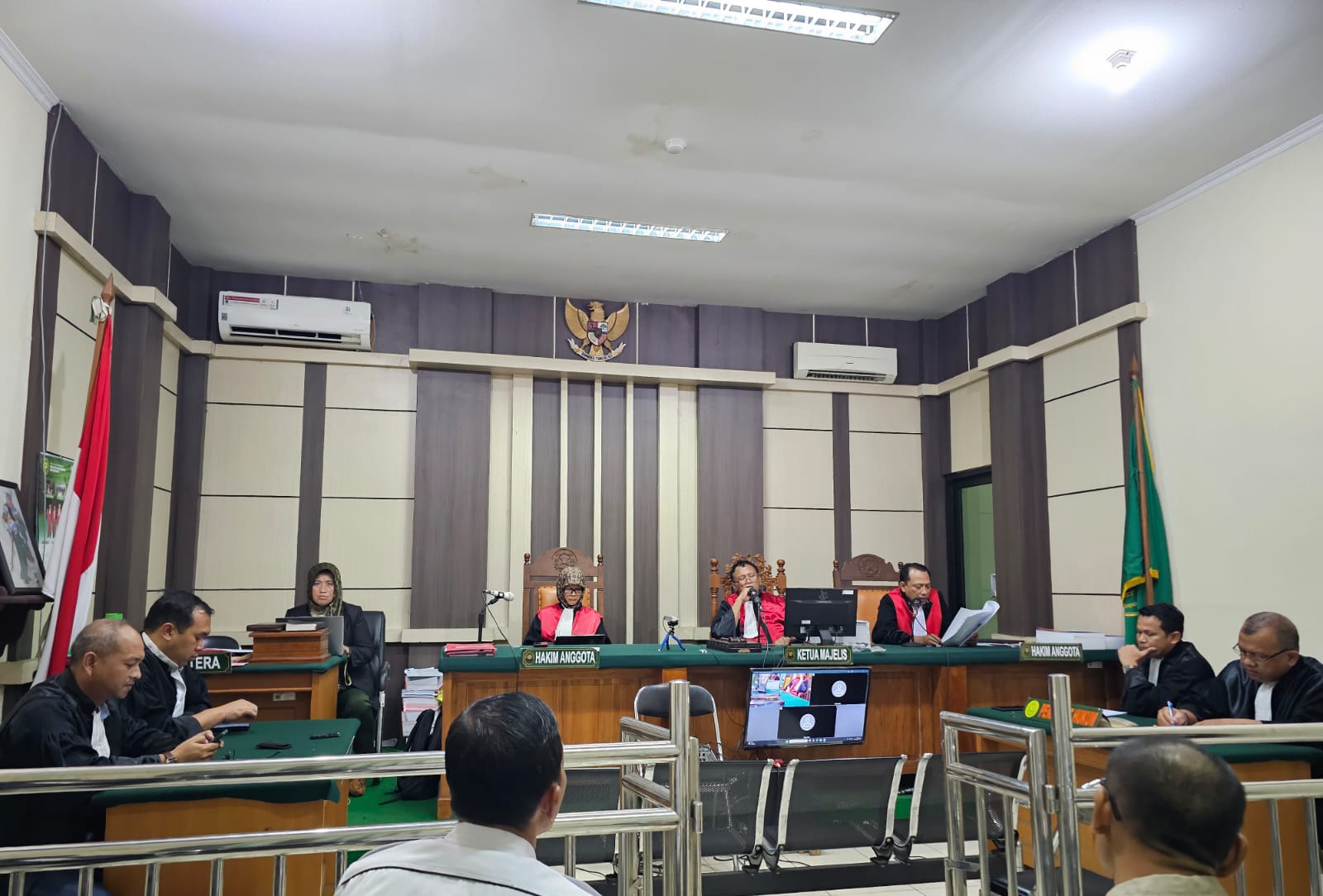 Majelis hakim membacakan putusan untukantan Kades Gubuk dPengadilan Negeri Tipikor Semarang, Rabu (31/1/2024). (Masrikin/kabarterdepan.com) 