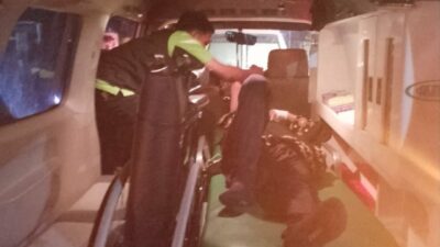 Istri almarhum yang mengalami luka dibawa ke RSUD RS Basoeki untuk mendapatkan perawatan lebih lanjut. (Joe/kabarterdepan.com)