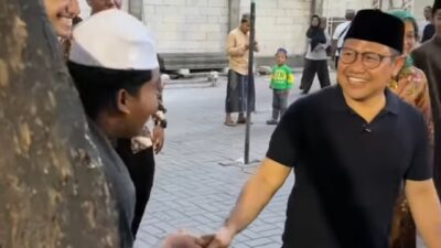 Cak Imin saat berziarah ke makam Sunan Ampel di Surabaya, Sabtu (6/1/2024). (Instagram @cakiminow) 