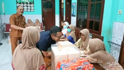 Pj. Wali Kota saat berkunjung ke Rumah Peduli Lansia Tribuana Tungga Dewi menyapa warga penghuni, Senin (8/1/2024) 