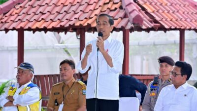 Presiden Jokowi saat berdialog dengan warga, Senin (8/1/2024). (X @jokowi)