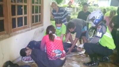 IMG 20240109 201454 1 Korban ditolong warga sebelum dibawa ke RS Sakinah, Selasa (9/1/2024). (Joe/kabarterdepan.com)