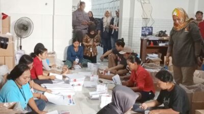 Bawaslu Kota Mojokerto Temukan Puluhan Logistik Kotak Suara yang Rusak