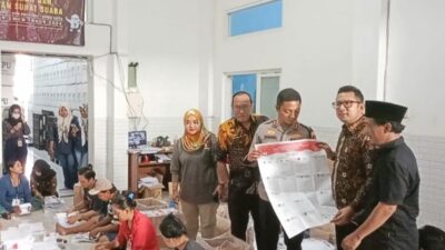 Pesan Pj Wali Kota Mojokerto saat Cek Proses Sortir Lipat Surat Suara Logistik Pemilu 2024
