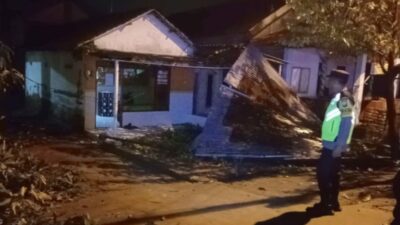 Salah satu rumah warga di dusun Wunut, Sampang Agung, kutorejo yang rusak diterjang puting beliung, Kamis (11/1/2024). (Joe/kabarterdepan.com) 
