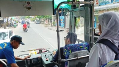 Pj Wali Kota Mojokerto mencoba menjadi sopir bus sekolah, Senin (15/1/2024). (Joe/kabarterdepan.com)