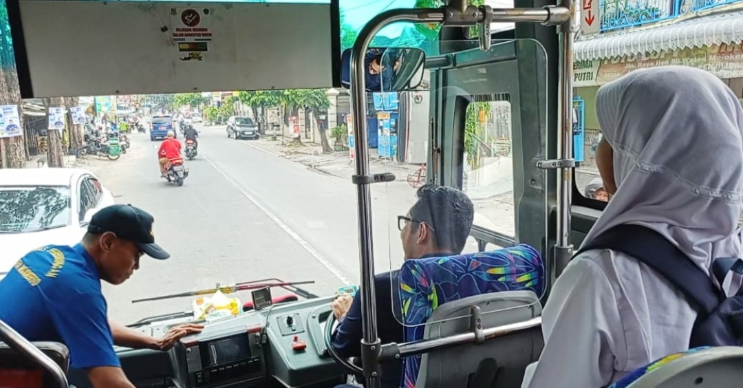 Pj Wali Kota Mojokerto mencoba menjadi sopir bus sekolah, Senin (15/1/2024). (Joe/kabarterdepan.com) 