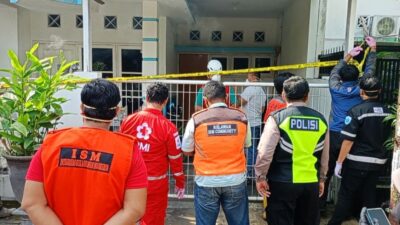 Petugas saat memasang garis polisi di rumah korban, Selasa (16/1/2024). (Joe/kabarterdepan.com) 