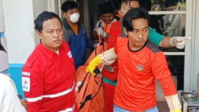 Jasad tubuh korban saat dievakuasi petugas PMI dan relawan, Selasa (16/1/2024). (Joe/kabarterdepan.com) 