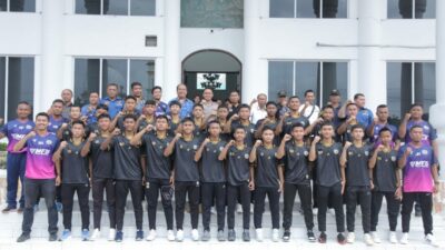 Wabup Asahan melepas tim sepak bola ke Piala Soeratin U15 tingkat nasional. (Adha/kabarterdepan.com) 