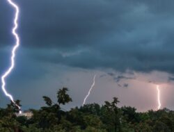 Waspada Cuaca Ekstrem di Jawa Timur 17-23 Januari 2024, Antisipasi Hujan Lebat dan Angin Kencang