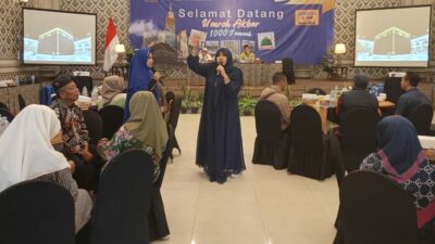 Direktur PT Annisa Ahmada Travelindo ITS Grup saat berikan pembekalan kepada calon jemaah umroh di Hall Hotel Raden Wijaya, Kota Mojokerto. (Joe/kabarterdepan.com) 