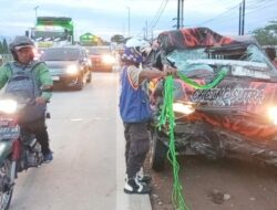 Hantam Bodi Belakang Truk, Sopir Pikap Tewas Kecelakaan di Mojokerto