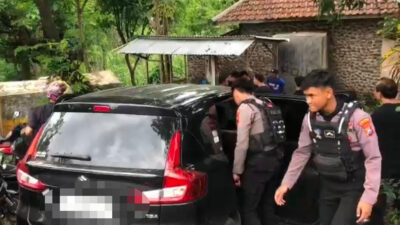 Polisi menggeledah mobil yang diduga penumpangnya gunakan narkoba (Redaksi Kabarterdepan.com)