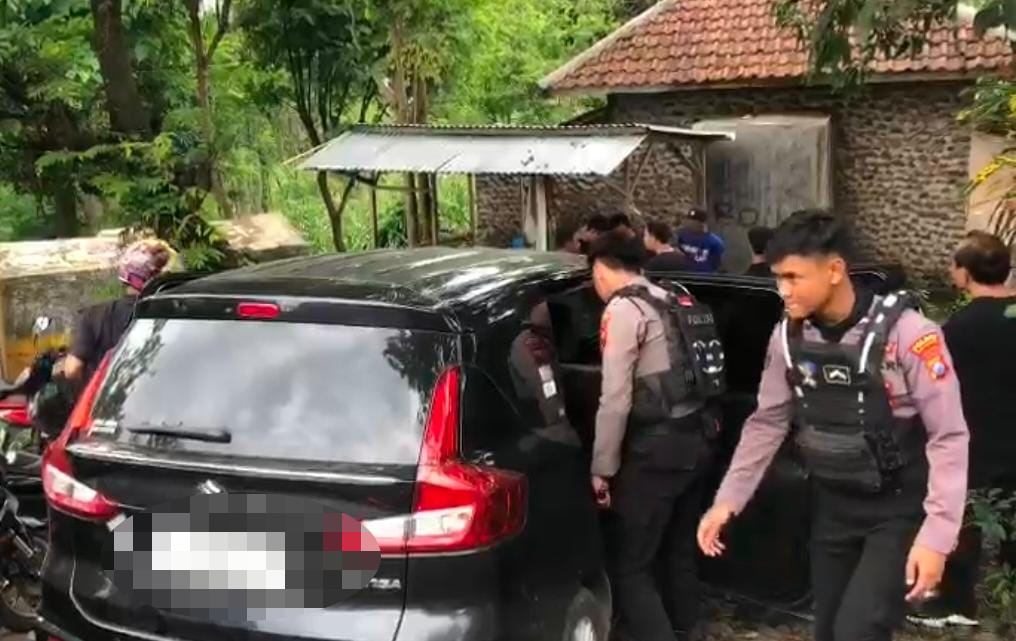 Polisi menggeledah mobil yang diduga penumpangnya gunakan narkoba (Redaksi Kabarterdepan.com) 