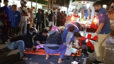 Petugas PMI Kota Mojokerto dan relawan saat proses evakuasi tubuh korban. (Joe/kabarterdepan.com) 