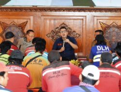 Apresiasi Pj Wali Kota Mojokerto kepada Petugas Kebersihan, Ajak Makan Bersama hingga Beri Hadiah Sepeda