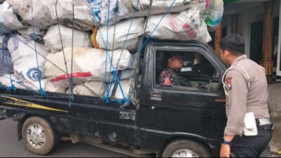 Petugas menegur pengemudi mobil barang dengan muatan overload. (Yan/kabarterdepan.com) 