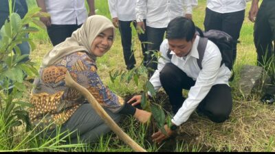 Ketua Divisi Sosdiklih Parmas SDM KPU Kota Batu Marlina, saat menanam pohon secara serentak. (Yan/kabarterdepan.com) 