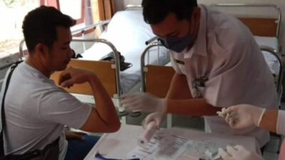 Petugas kesehatan dari Dinkes Pemkot Batu, saat tengah memeriksa kesehatan CJH. (Yan/kabarterdepan.com) 