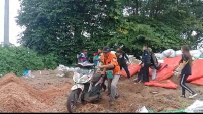 Relawan mengevakuasi motor korban yang mengalami rem blong. (Redaksi kabarterdepan.com) 