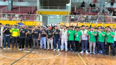 Pj Wali Kota Batu saat sesi foto bersama para pengurus LDII Kota Batu, dan para atlet Futsal LDII Cup 2024 di GOR Gajah Mada.(Yan/kabarterdepan.com) 