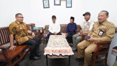Pj Wali Kota Batu saat mengunjungi rumah warga, Selasa (30/1/2024). (Yan/kabarterdepan.com) 