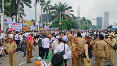 Ribuan Kades demi di depan gedung DPR RI Jakarta, Rabu (31/1/2024). (Redaksi kabarterdepan.com) 
