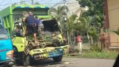 Kendaraan yang terlibat kecelakaan di Jalan Raya Lebaksono, Kecamatan Pungging, Kabupaten Mojokerto, Selasa (09/01/2024) siang (Redaksi Kabarterdepan.com)