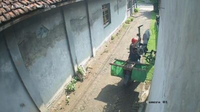 Pria Bawa Ronjot Terekam CCTV Saat Mencuri Sepeda Stroller di Mojokerto