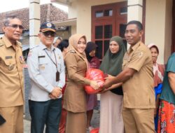 Banjir di Jetis, Bupati Mojokerto Salurkan Bansos Sembako untuk Warga