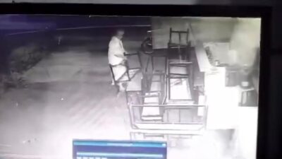 Pria Paruh Baya Pakai Sarung Gondol Kursi Warkop, Aksinya Terekam CCTV