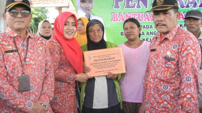 Angin Kencang Terjang 2 Rumah, Bupati Mojokerto Salurkan Bantuan