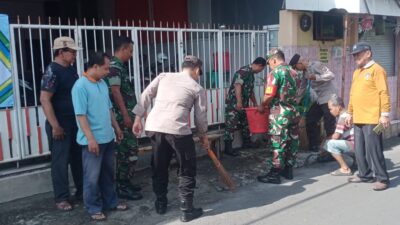 Bersih-bersih lingkungan dalam Bakti sosial Kodim 0815 dan Polres Mojokerto Kota, Jumat (2/2/2024). (Humas Polres Mojokerto Kota) 