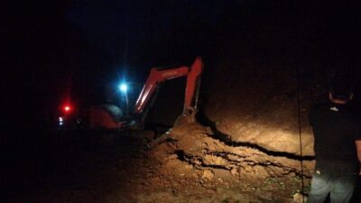 Proses evakuasi tanah longsor dengan alat berat (Redaksi Kabarterdepan.com)