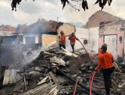 Setelah Dua Jam Kebakaran Tambal Ban di Mojokerto Berhasil Dipadamkan, Pemilik Sempat Terluka