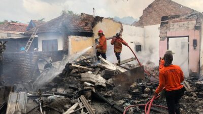 Proses pemadaman dilakukan Tim Pemadam Kebakaran BPBD Kabupaten Mojokerto (Redaksi Kabarterdepan.com)