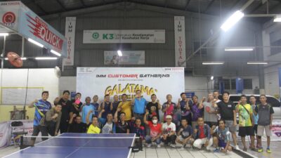 Branch Manager IMM Toyota Mojokerto, Munawar Tobing bersama peserta Galatama Tenis Meja 2024, Sabtu (3/2/2024) malam (Redaksi Kabarterdepan.com)