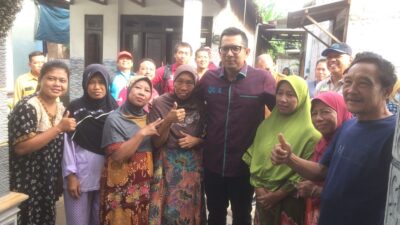 Pj Wali Kota Mojokerto bersama para lansia dalam program Bakti sosial Senin. (Erix/kabarterdepan.com) 