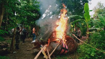 Petugas membakar area judi sabung ayam di Kecamatan Pungging, Kabupaten Mojokerto (Redaksi Kabarterdepan.com)