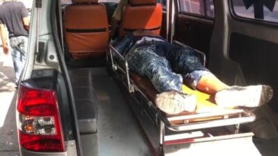 Korban kecelakaan dievakuasi dengan ambulans (Redaksi Kabarterdepan.com)
