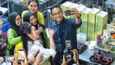 Keakraban Anies bersama para pegawai produksi Lumpia di Semarang. (Masrikin/kabarterdepan.com) 