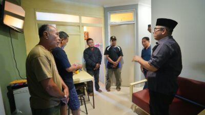 Pj Wali Kota Mojokerto berbincang dengan warga Rusunawa Cinde, Kamis (8/2/2024). (Erik/kabarterdepan.com) 