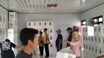 Proses pendistribusian logistik pemilu 2024 oleh petugas KPU Sragen, Jumat (9/2/2024). (Masrikin/kabarterdepan.com) 